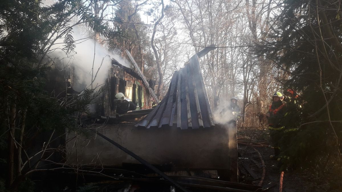 U Ostravy hořela dřevěná chata, škoda je za půl milionu